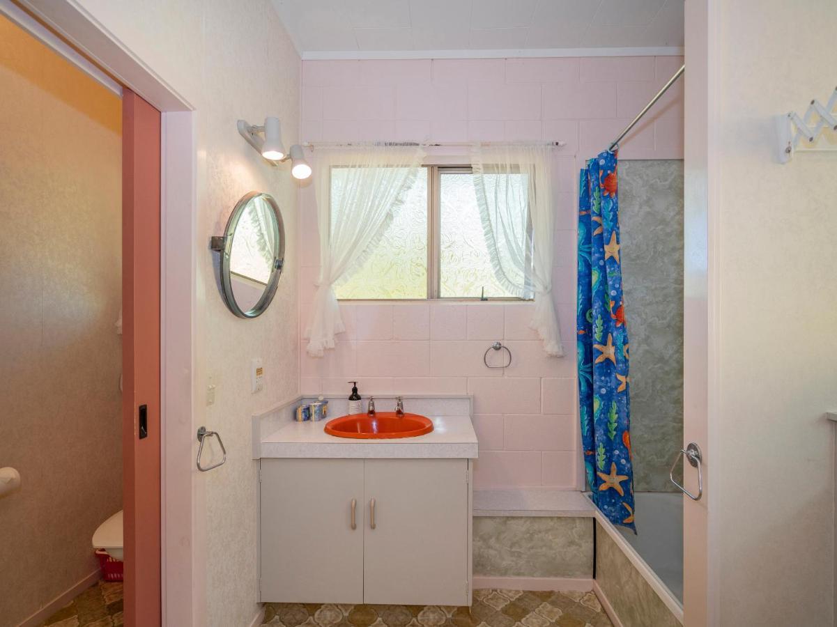 Cosy At Cooks - Cooks Beach Downstairs Unit المظهر الخارجي الصورة