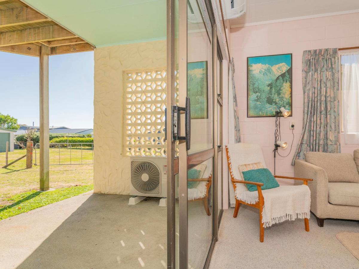 Cosy At Cooks - Cooks Beach Downstairs Unit المظهر الخارجي الصورة