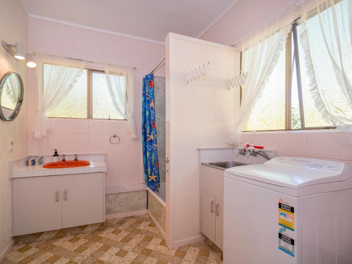 Cosy At Cooks - Cooks Beach Downstairs Unit المظهر الخارجي الصورة