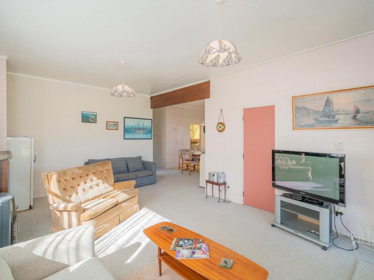 Cosy At Cooks - Cooks Beach Downstairs Unit المظهر الخارجي الصورة