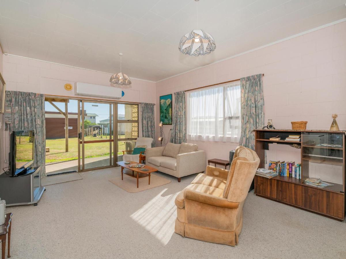 Cosy At Cooks - Cooks Beach Downstairs Unit المظهر الخارجي الصورة