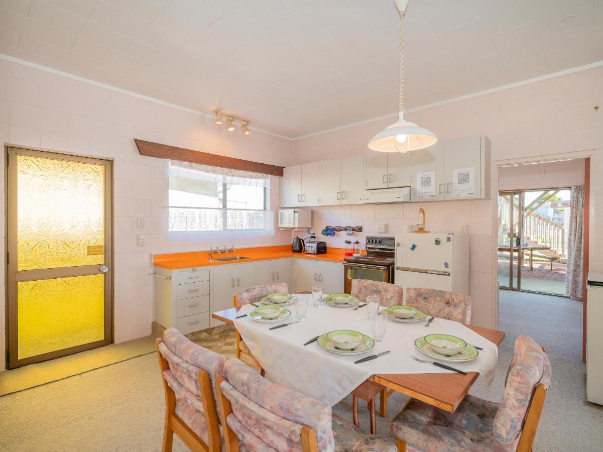 Cosy At Cooks - Cooks Beach Downstairs Unit المظهر الخارجي الصورة