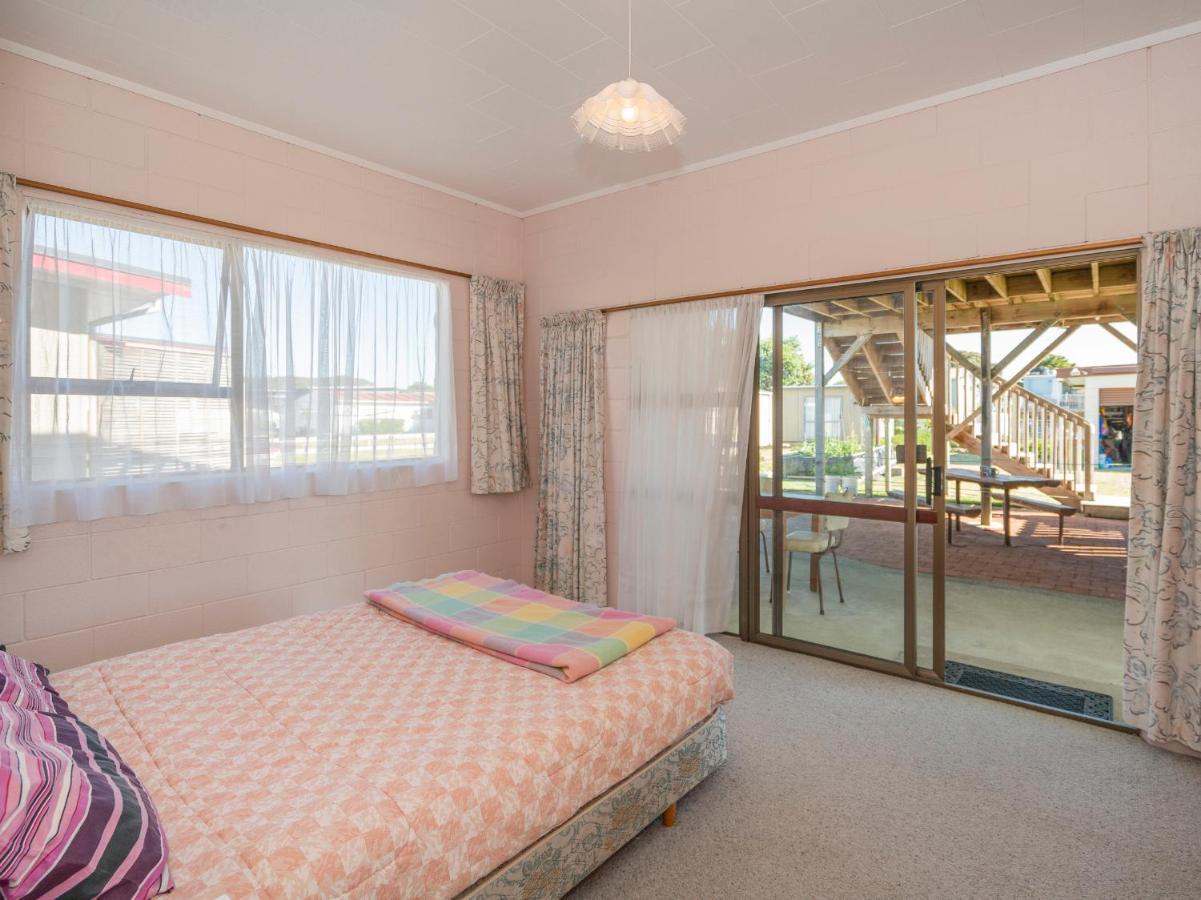 Cosy At Cooks - Cooks Beach Downstairs Unit المظهر الخارجي الصورة